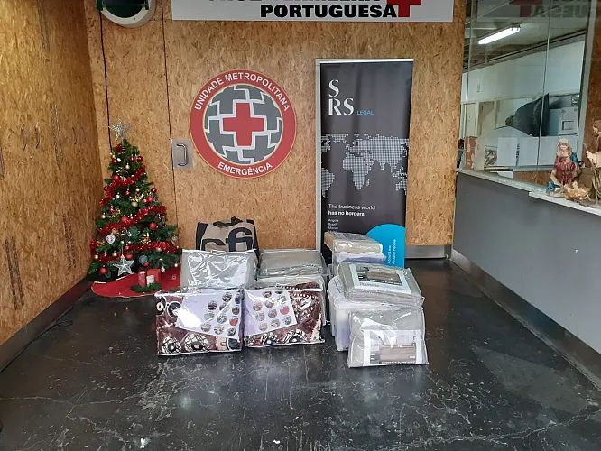 SRS Legal entrega cobertores e toalhas à Cruz Vermelha Portuguesa para apoiar cidadãos timorenses em Portugal